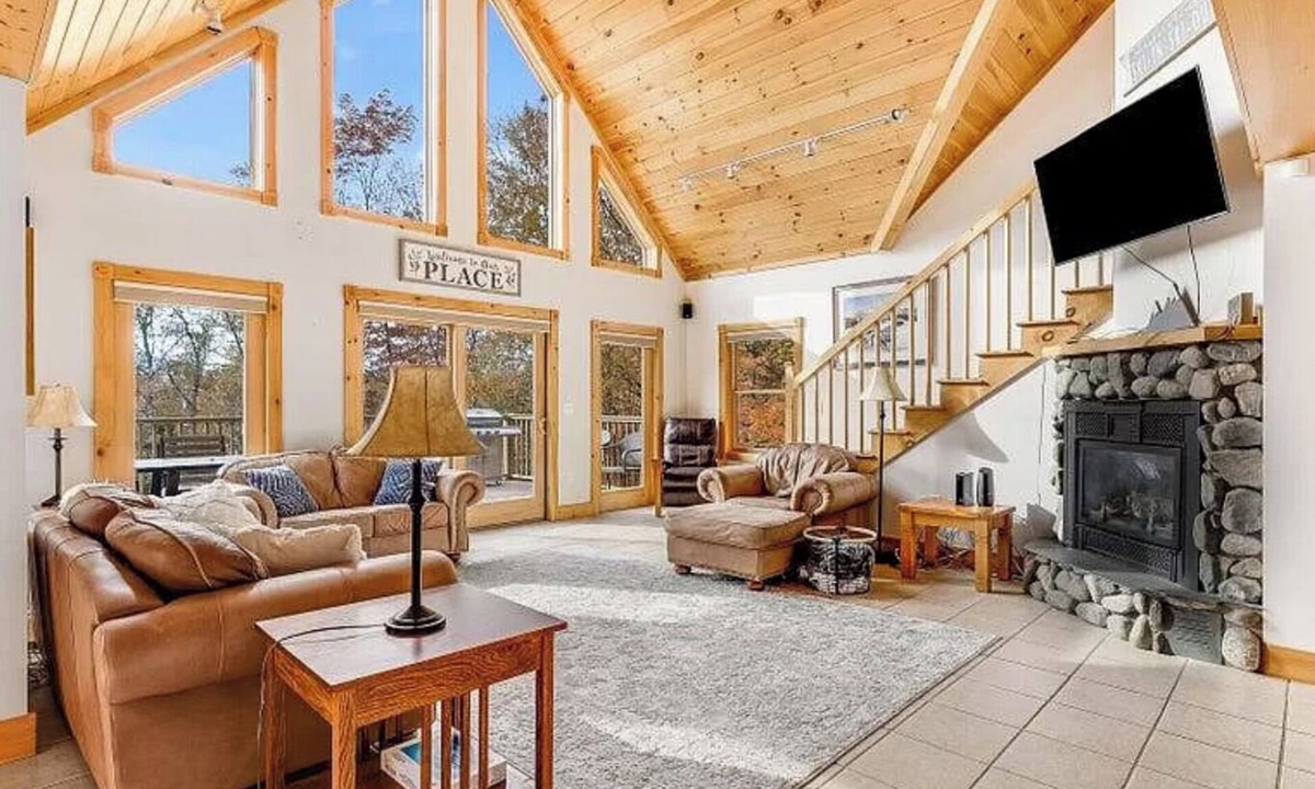 Carrabassett Valley Ski Chalet | Mountain Haven: A cozy 5-bedroom chalet only 6 miles from Sugarloaf access road!