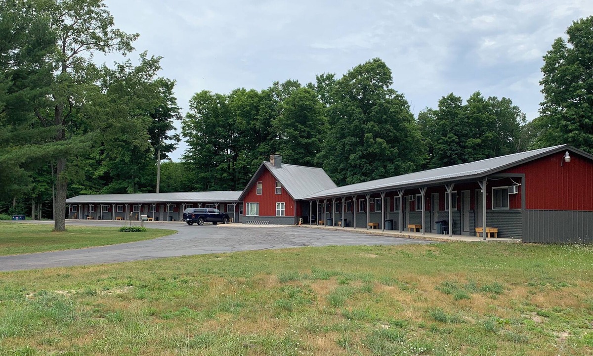 Benzonia Hotel | Mountain Valley Lodge & Campground