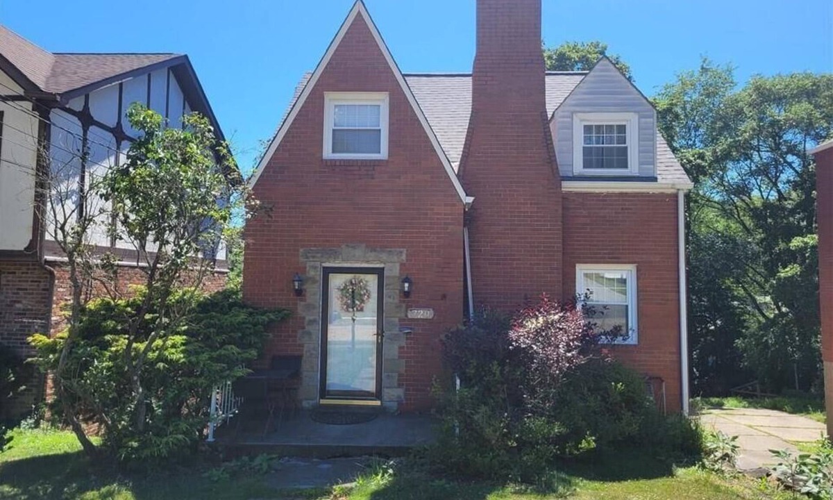 Mount Lebanon House | Mt. Lebo Home, visiting family or going to game on North Shore/walk to trolley!
