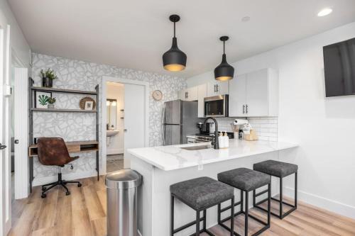 Hillsboro Village House | Multi-Condo Building with 7 Units 15 Bedrooms 22 Beds and Free Parking