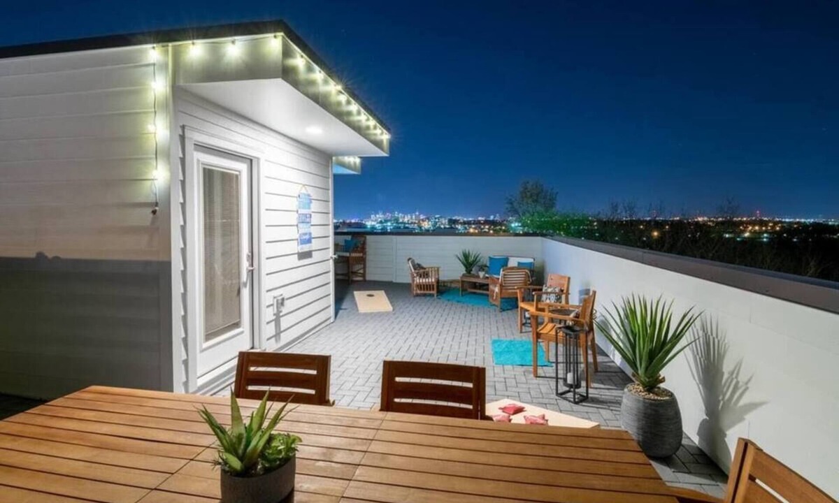 Haynes Area House | Nashville Skyline View with a Rooftop Deck that Sleeps 12 People