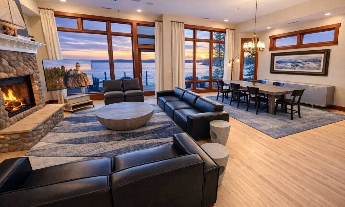Two Harbors Condo | Nautical | 5BR Luxury on Lake Superior | Pool