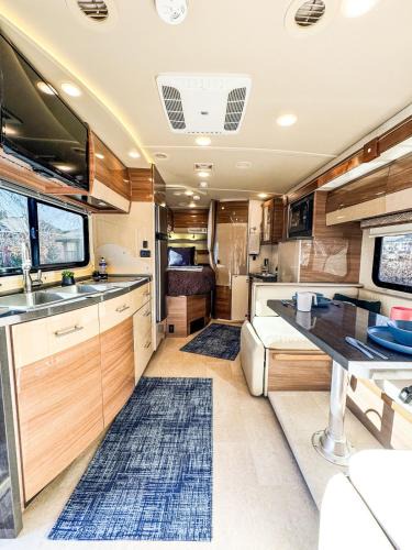 Willmar House | Navi- HUGE yard- MEGA playset- CUTE RV