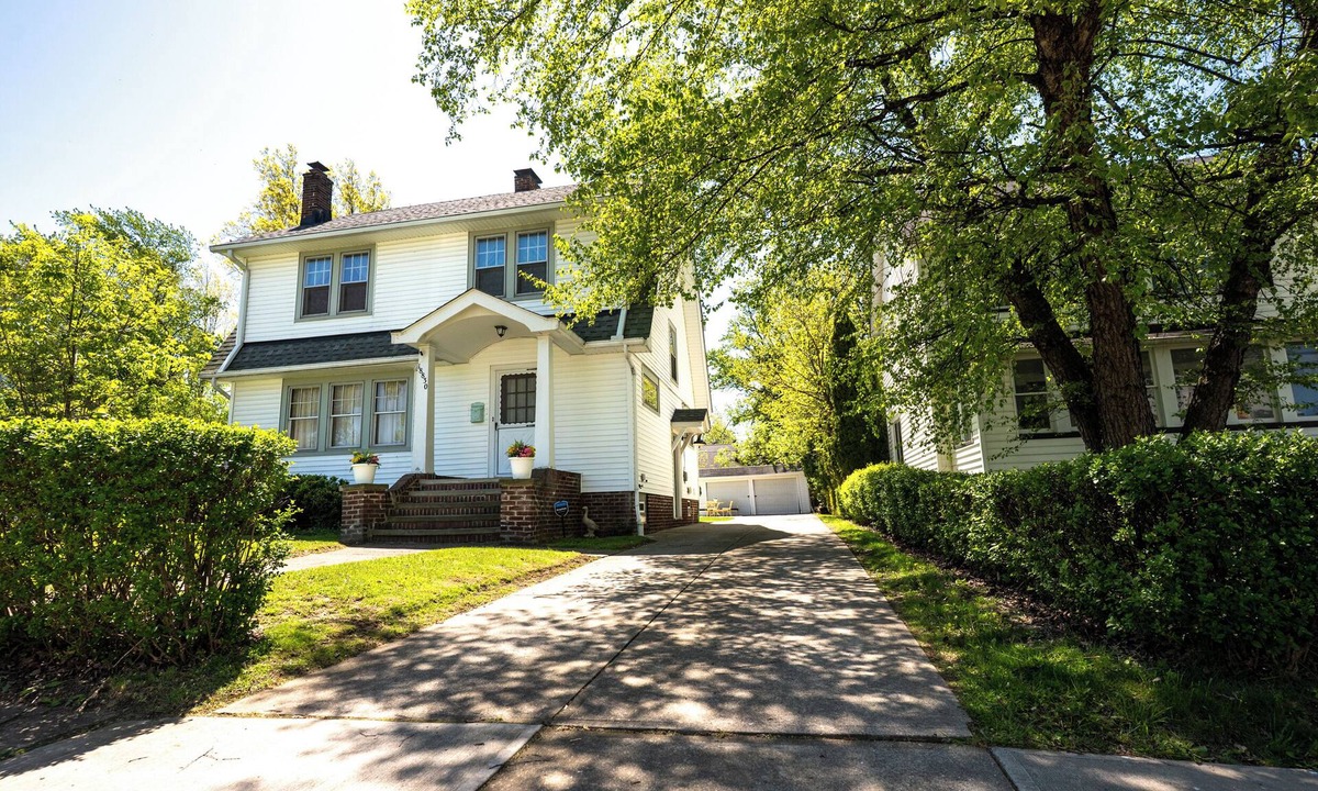Cleveland House | Near Cleveland King Bed Soaking Tub Hulu Fast WiFi Remote Work Ready