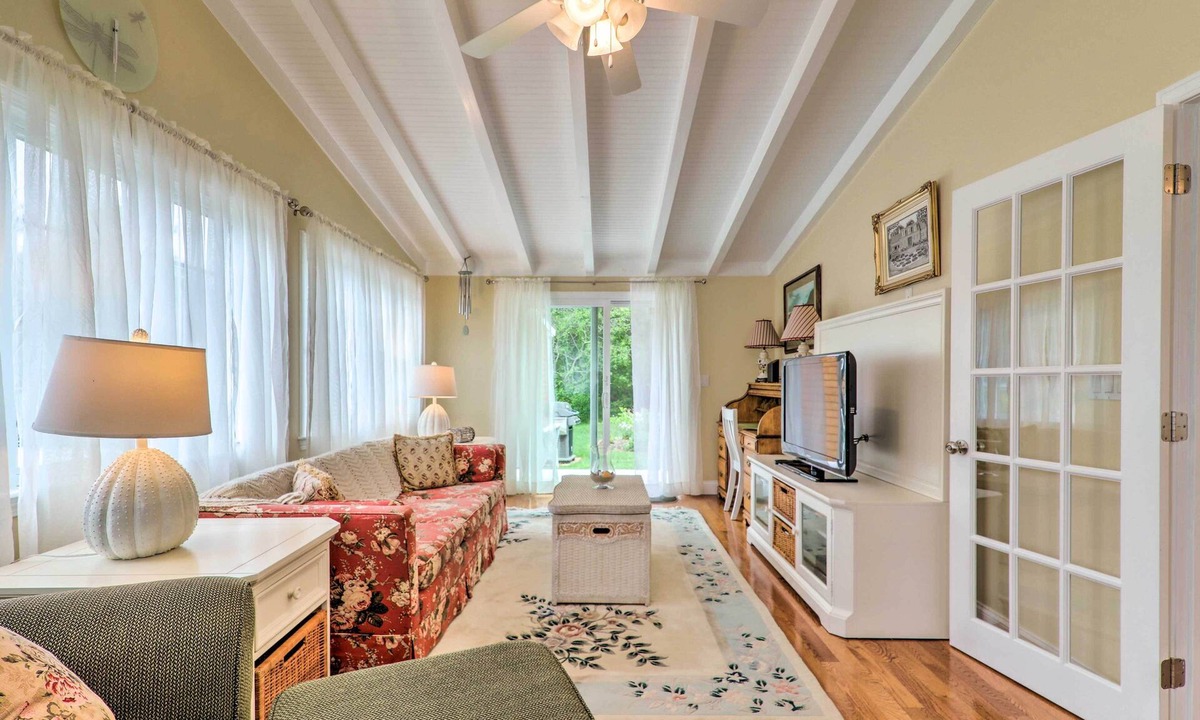 Hyannis Port Cottage | Near Craigville Beach & Main St! Sunny Cottage