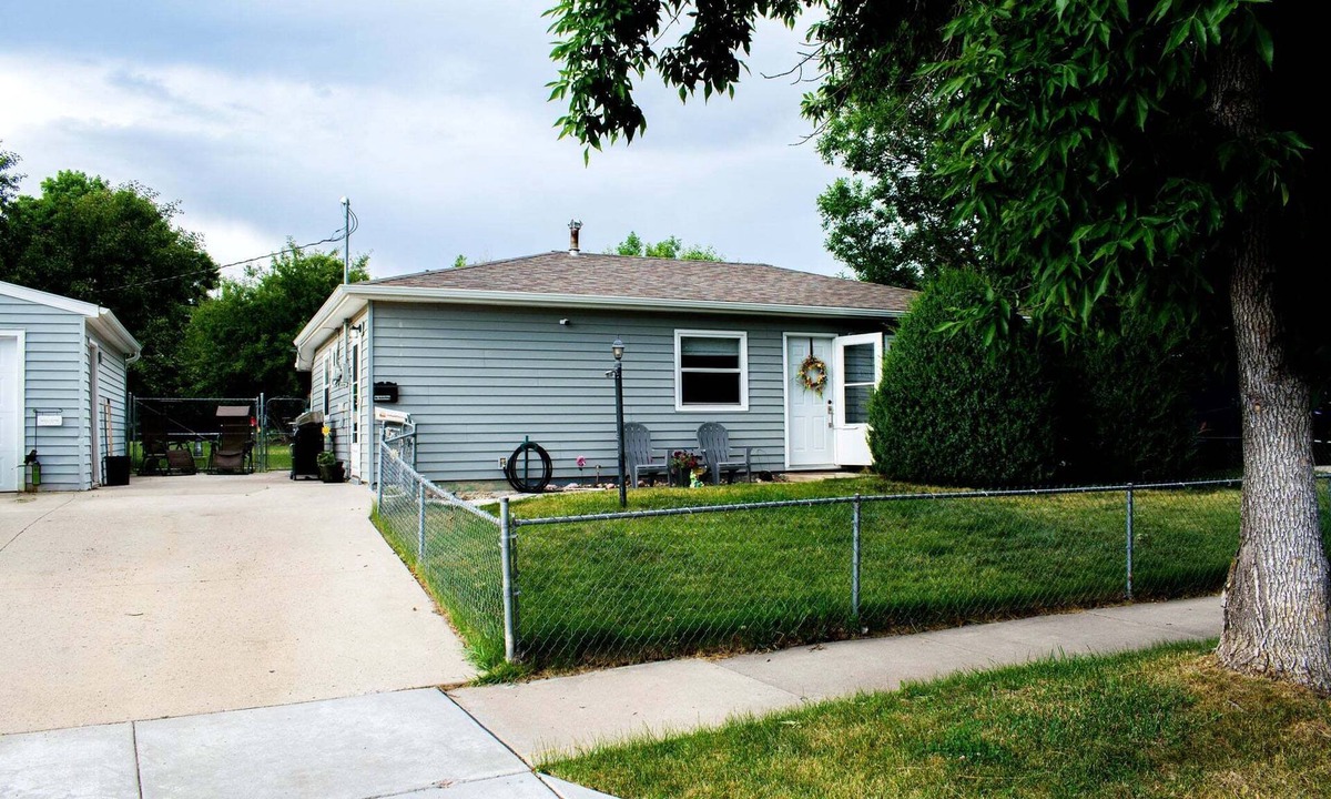 Rapid City House | Near i-90 and shopping, entertainment as well as being close to Black Hills Fun