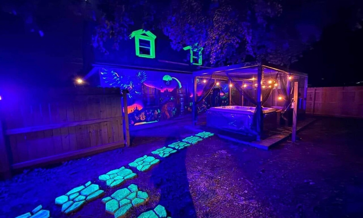 Taylor Berry House | Neon Jungle Hideaway | Hot Tub | 5 Bedroom