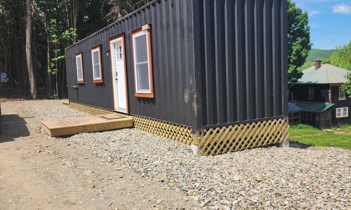 Errol Cabin | New 1 bedroom Container cabin with direct trail access (cabin 3)
