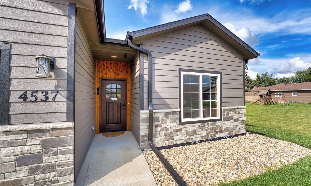 Sioux Falls House | NEW Construction 2 luxurious KING suites STAY July 5 &6 voted #1 in Sioux Falls