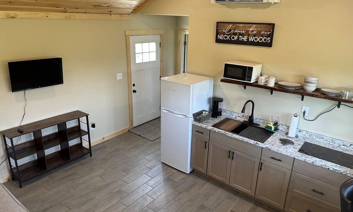 Oakland Cabin | NEW Cozy Cabin located in Oakland tucked away in a peaceful wooded scene.