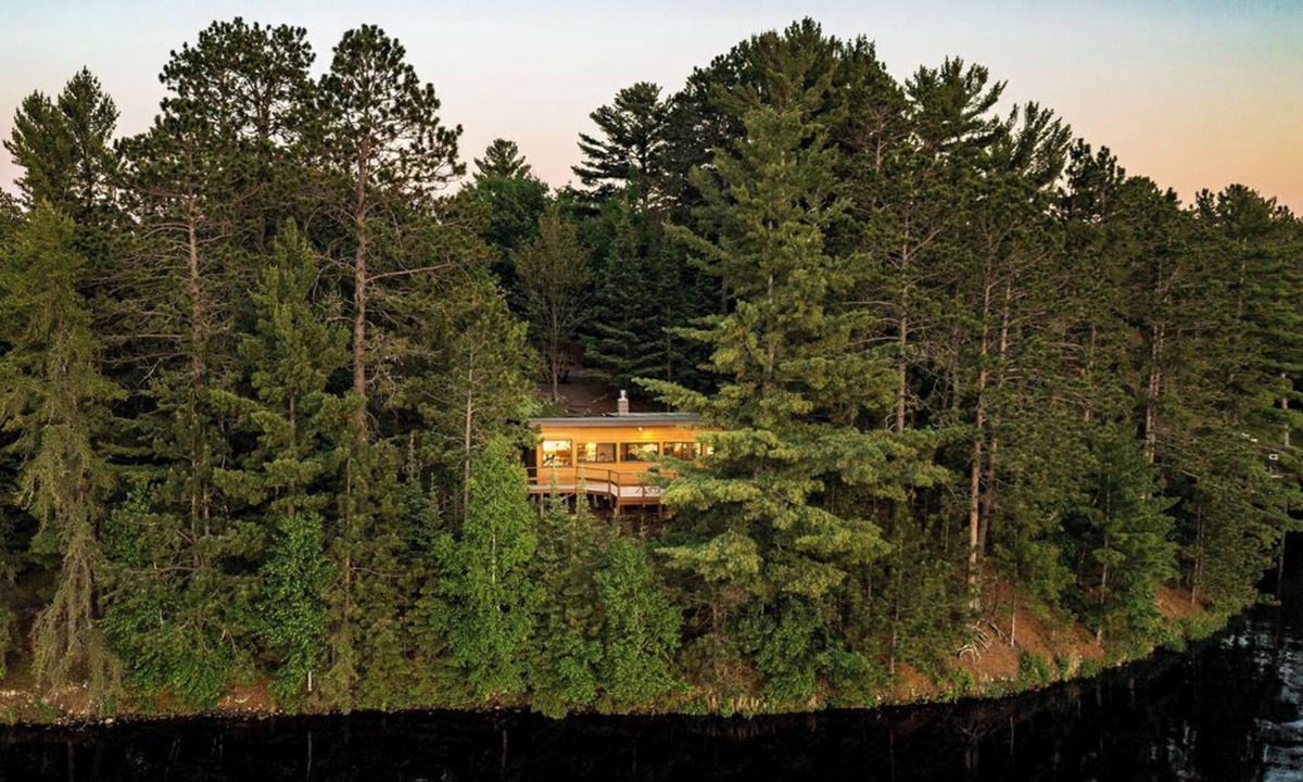 Makinen Cabin | New - Cozy lakefront cabin on private wooded peninsula with bunkhouse and sauna
