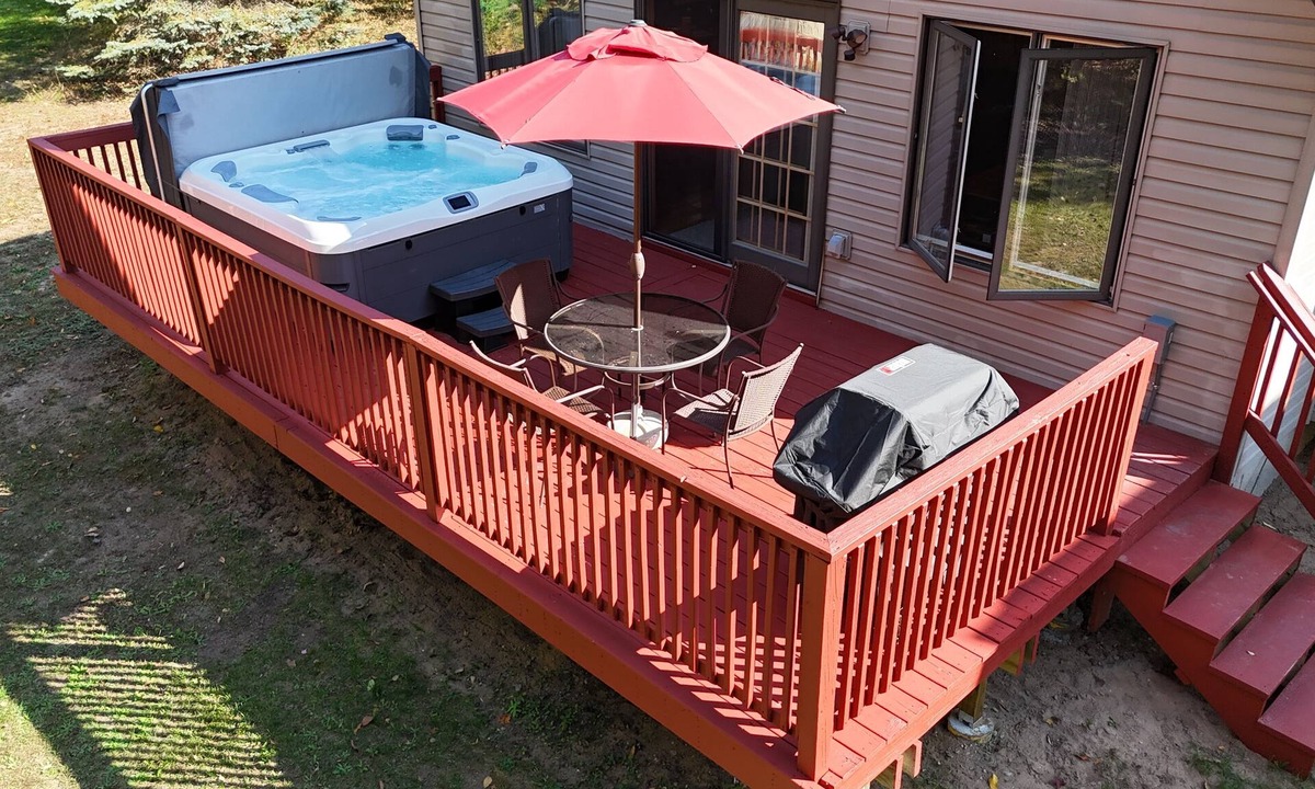 Thompsonville House | New! Crystal Dreams - Gorgeous Dog-Friendly Chalet across from Crystal Mountain with DELUXE 4-PERSON HOT TUB! Includes free shuttle service to Crystal Mountain!