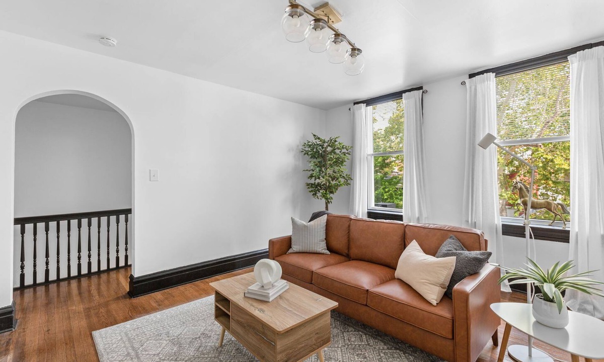 St. Louis Apartment | NEW! Designer 2 bedroom apt w/king bed, 65" TV, fenced yard & WiFi - pets <3