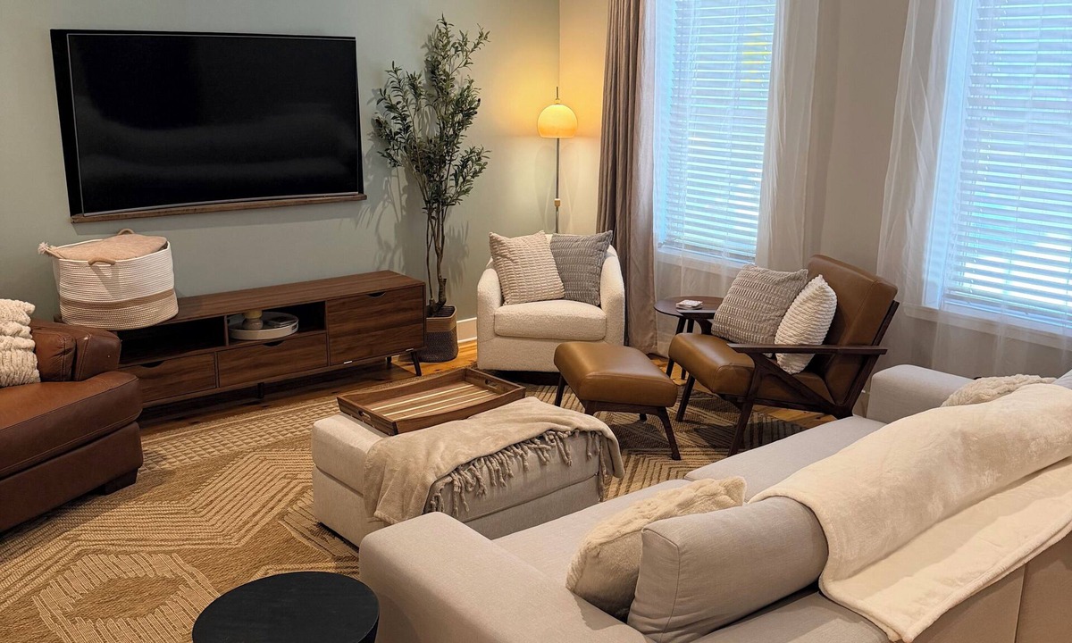 Central Northside House | NEW Dog-Friendly 3BR PGH Home Walk to Stadiums Private Parking Fenced Yard
