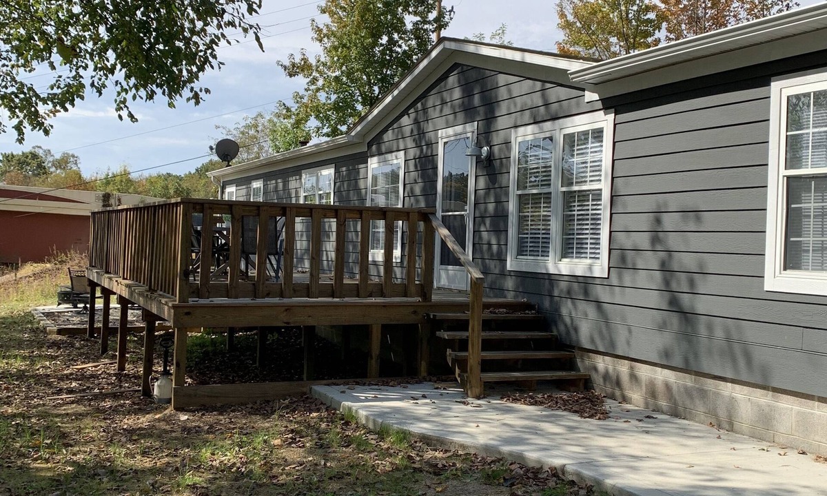 Carbon Hill House | New for FALL 2022! The Foundry 15 minutes from Hocking Hills or Ohio University.