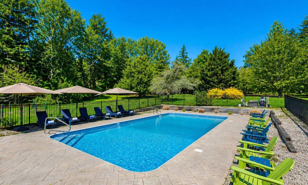 East Sandwich House | NEW-Heated Pool, 1.5 miles to Beach, Ping Pong Table. 2 Stunning Homes in 1!