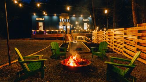 Saint Helens House | NEW KY Derby Silo w Yard Games and Hot Tub and 3 Kings