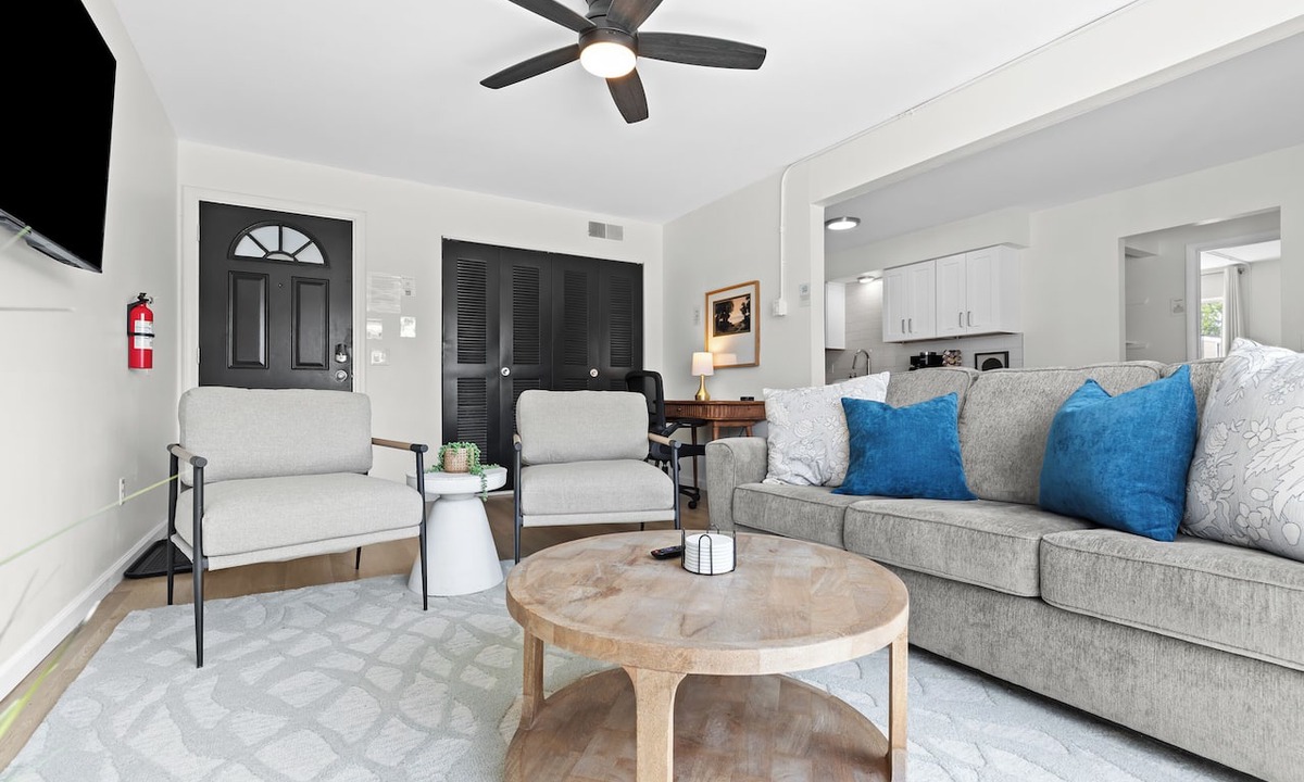 Royal Oak Apartment | New! Modern 1BR Corner Flat | Central in Royal Oak