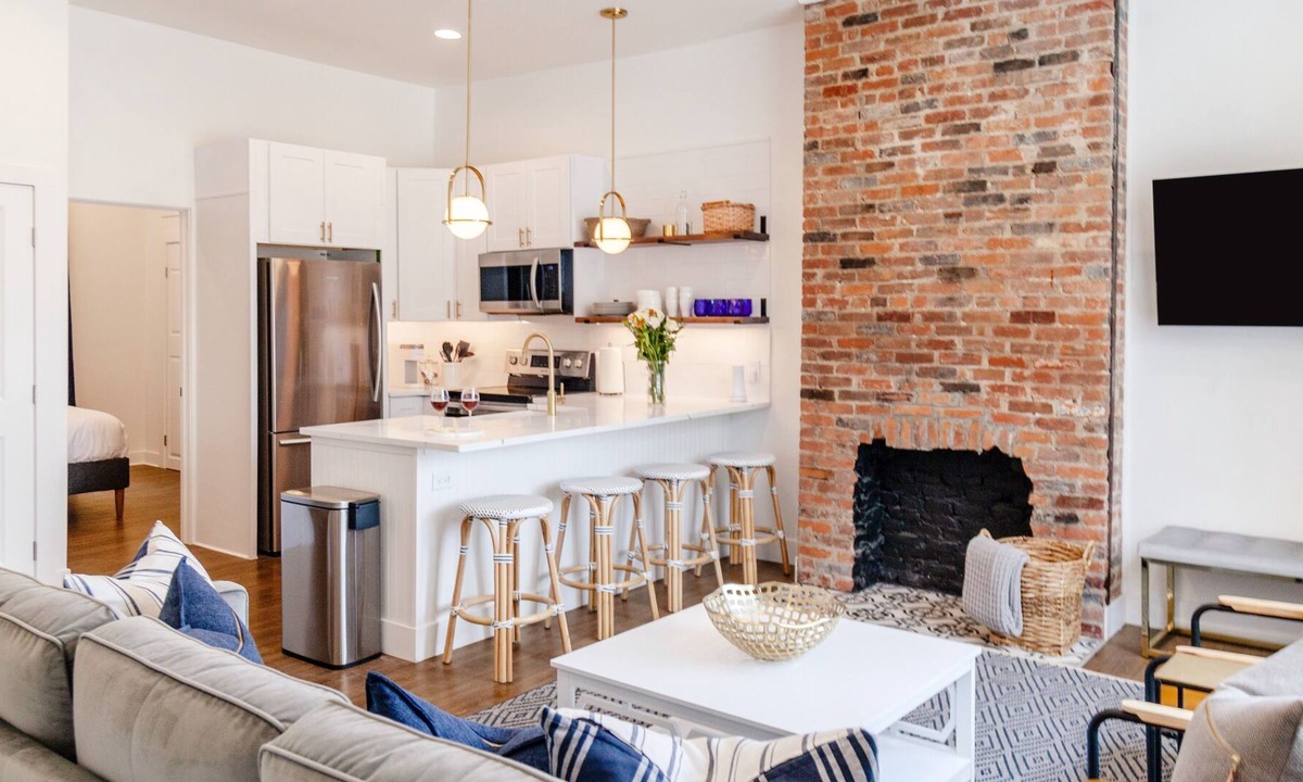 Walnut Hills Condo | New Modern Condo <5min to Downtown, 40 min to Ark