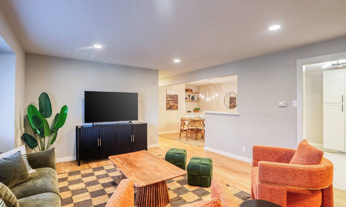Welby House | New Remodel! +5 bedroom+Game Room+Sauna+Theater