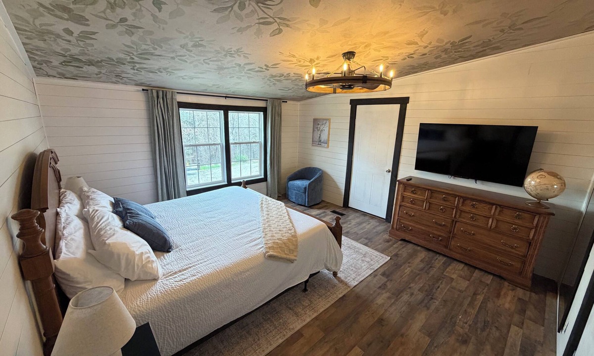 Primrose Cabin | NEW! Spacious Farmhouse Cabin, 30 acres w/Firepit, Pond, Waterfall, Trails