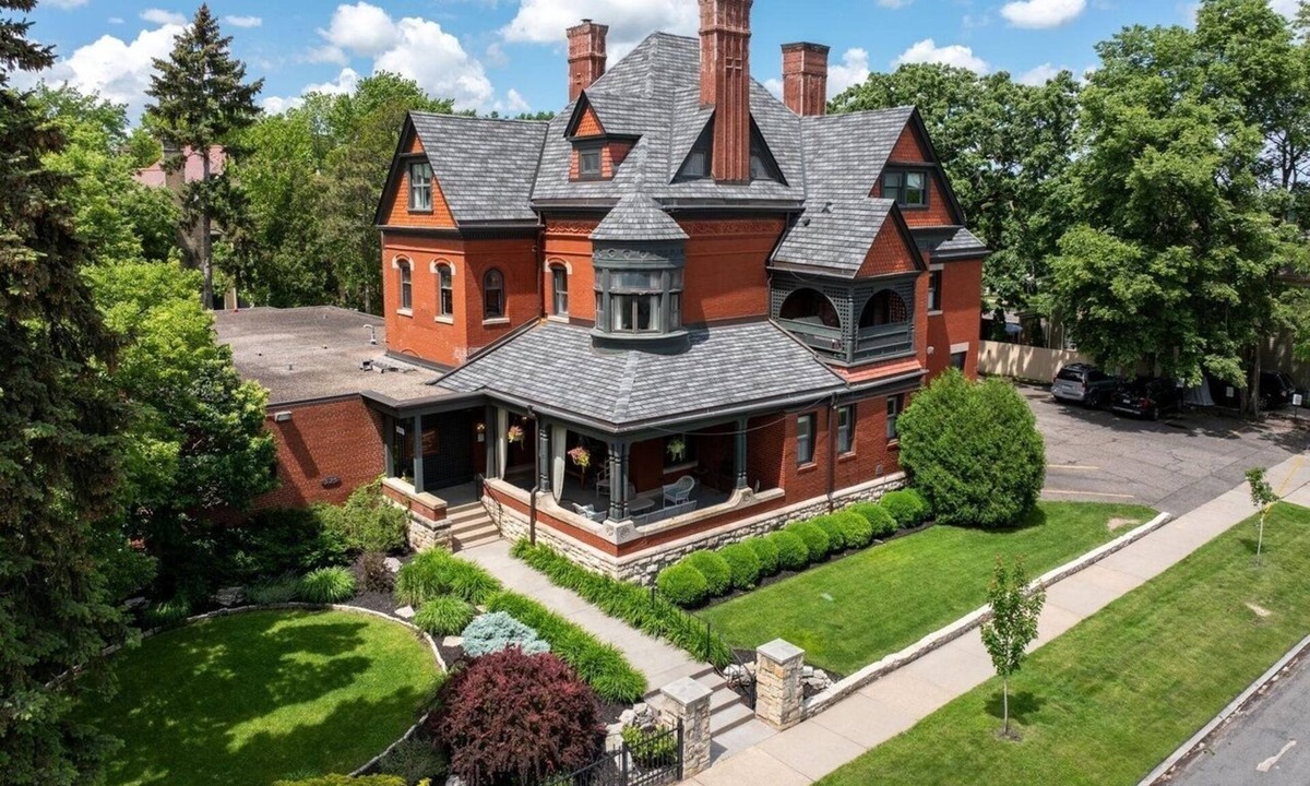 Summit - University Hotel | New Victorian Mansion Bed & Breakfast
