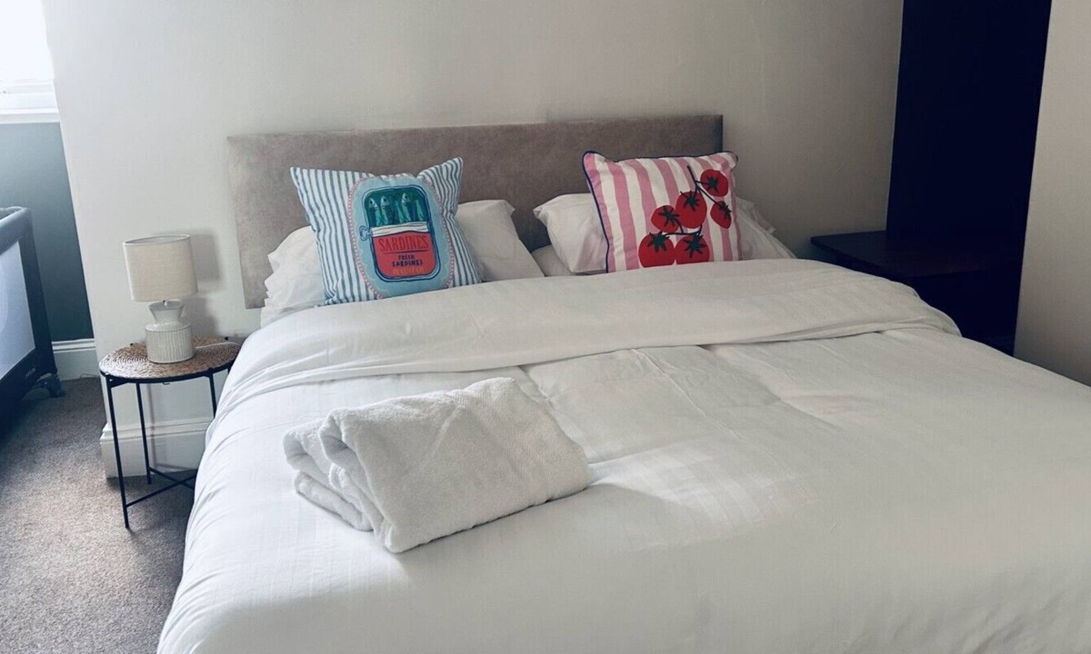 Sunderland House | Newly Refreshed Cottage | New King Bed | Free Parking | WiFi