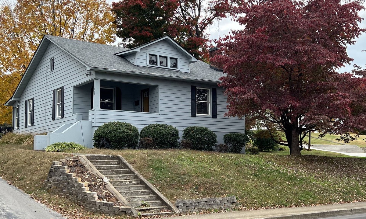 Somerset House | Newly Remodeled 4 bedroom - 5 minute walk to downtown fountain!