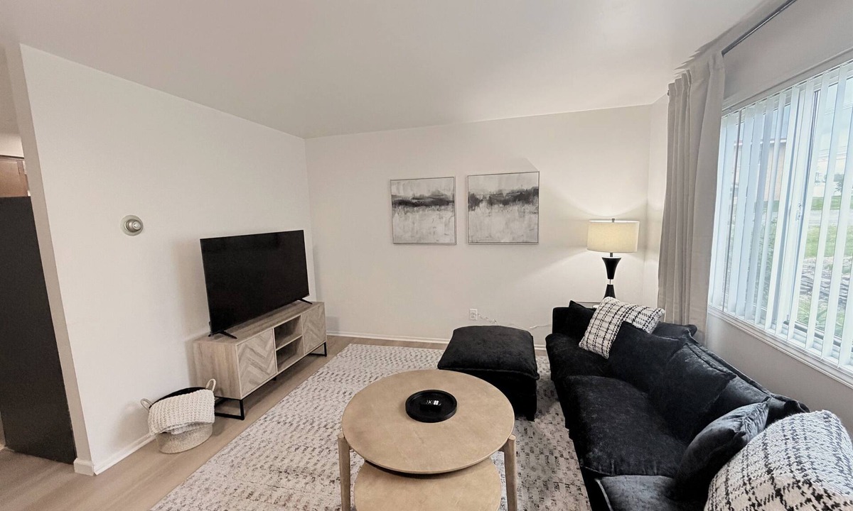 Lansing Apartment | Newly Remodeled + Modern + 1 Bed/1 Bath Near Airport
