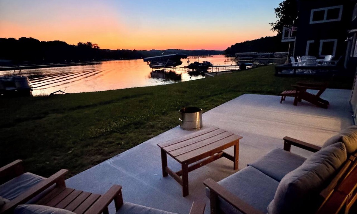 Central Lake House | Newly Remodeled Waterfront 3 Bedroom House on Intermediate Lake - Sunset Landing