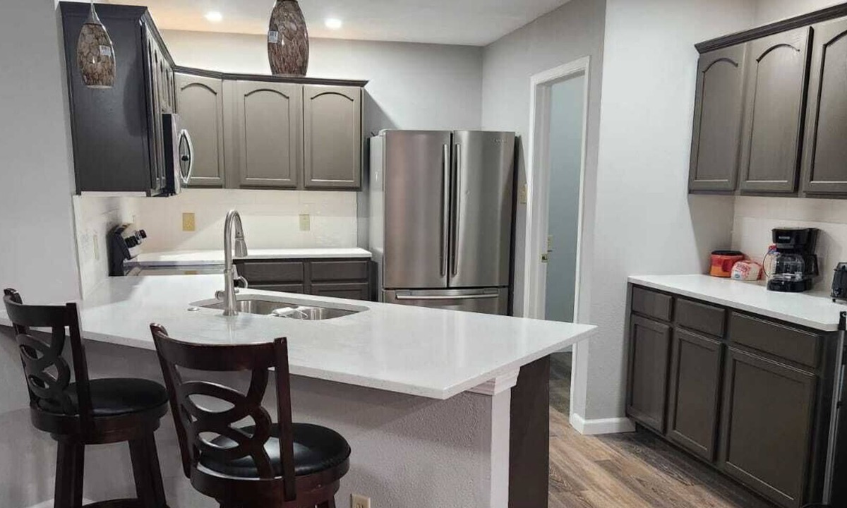 Wayne House | Newly Renovated, 2miles to Airport, Spacious, With Gym