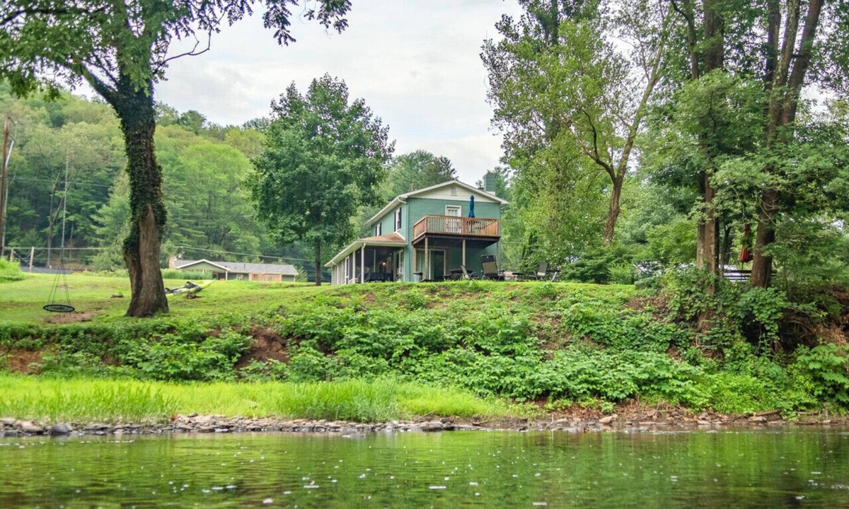 Jersey Shore House | Newly Renovated! Outdoor oasis with kayaks.