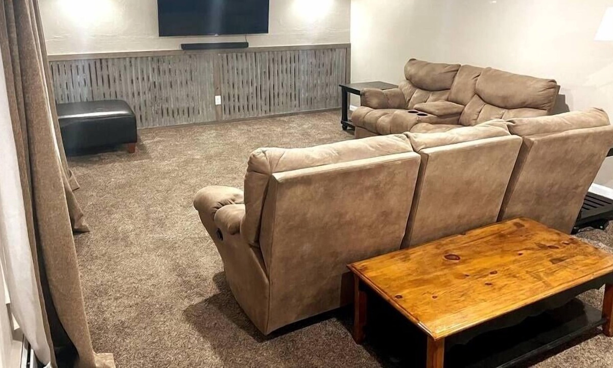 Ashwaubenon House | Newly Updated! 10 Minute walk to Lambeau by RedAwning