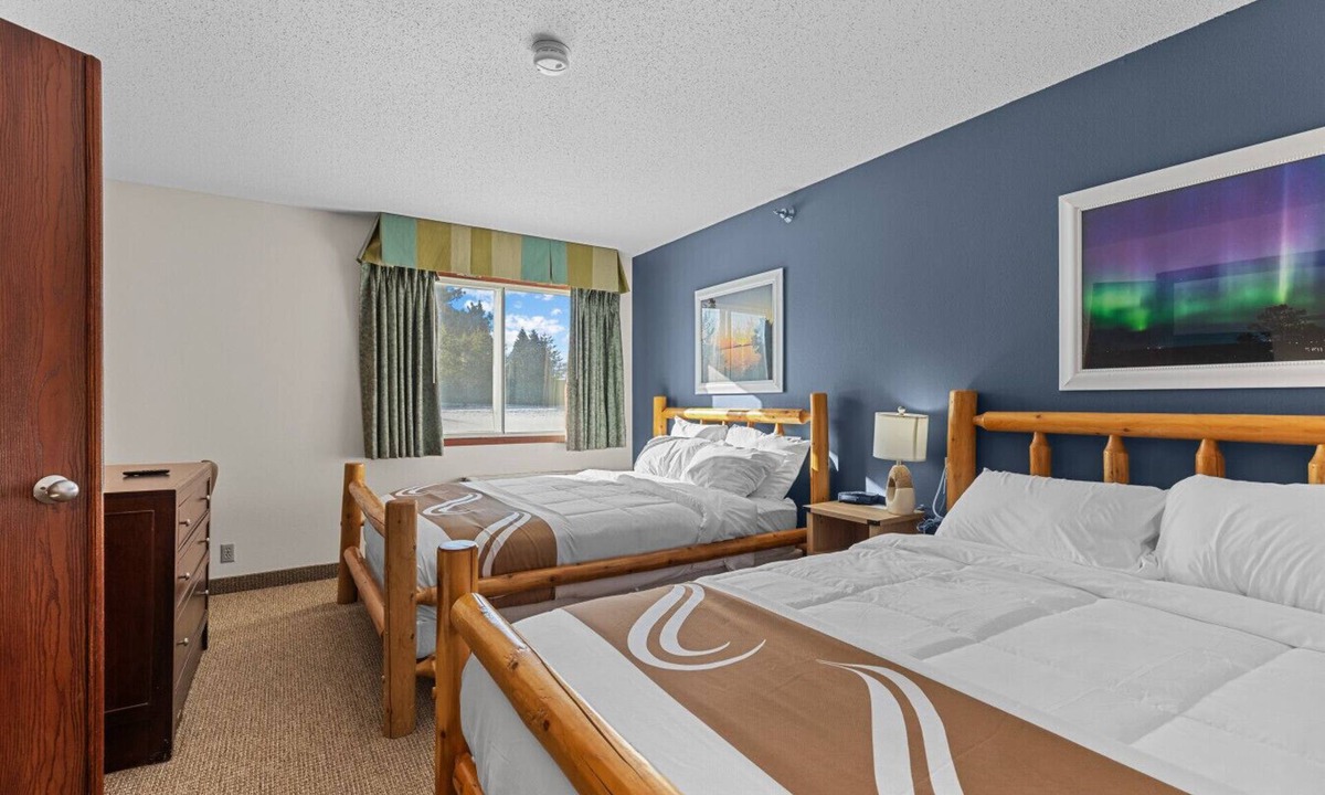 Nisswa Bed & Breakfast | Nisswa Hotel & Suites – Gull Lake Grand Family Suite · King + 2 Queens · Kitchenette
