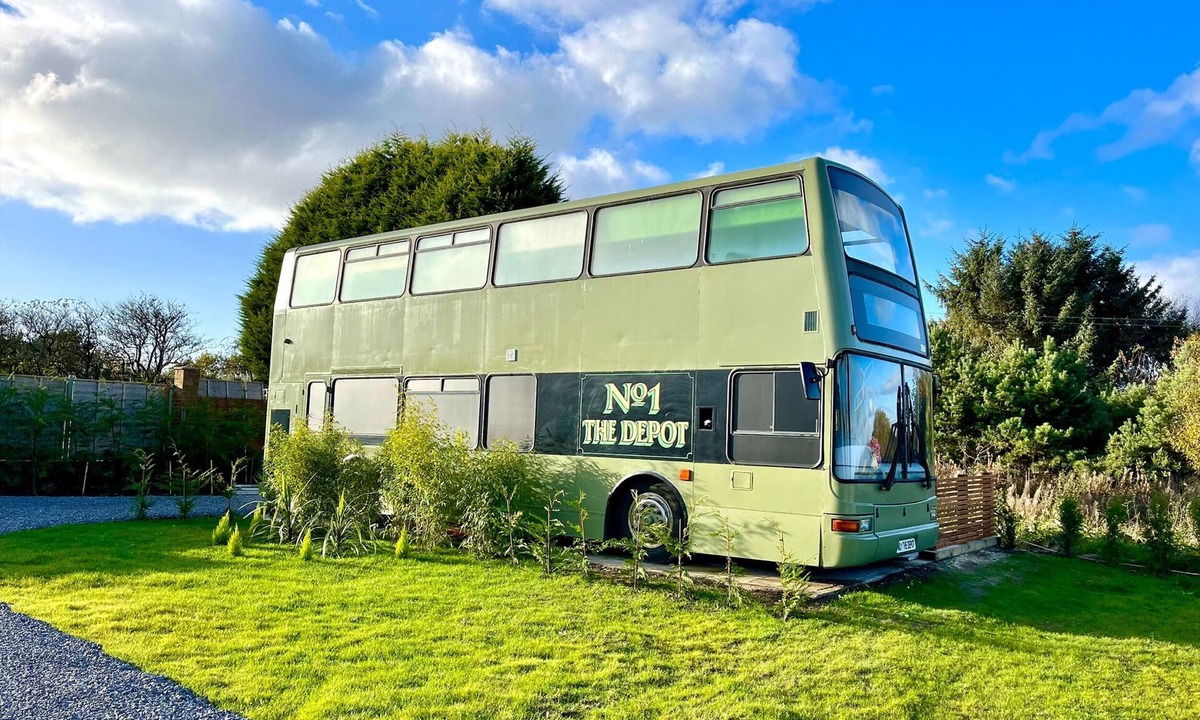 Gateshead Cottage | NO 1 THE DEPOT, character holiday cottage, with hot tub in Springwell