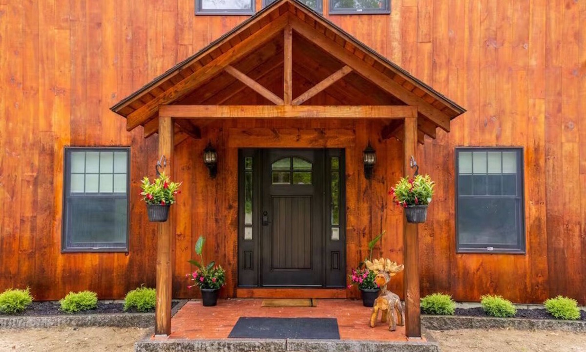 Center Conway House | North Conway Winter & Summer Retreat with Hot Tub & Fire Pit
