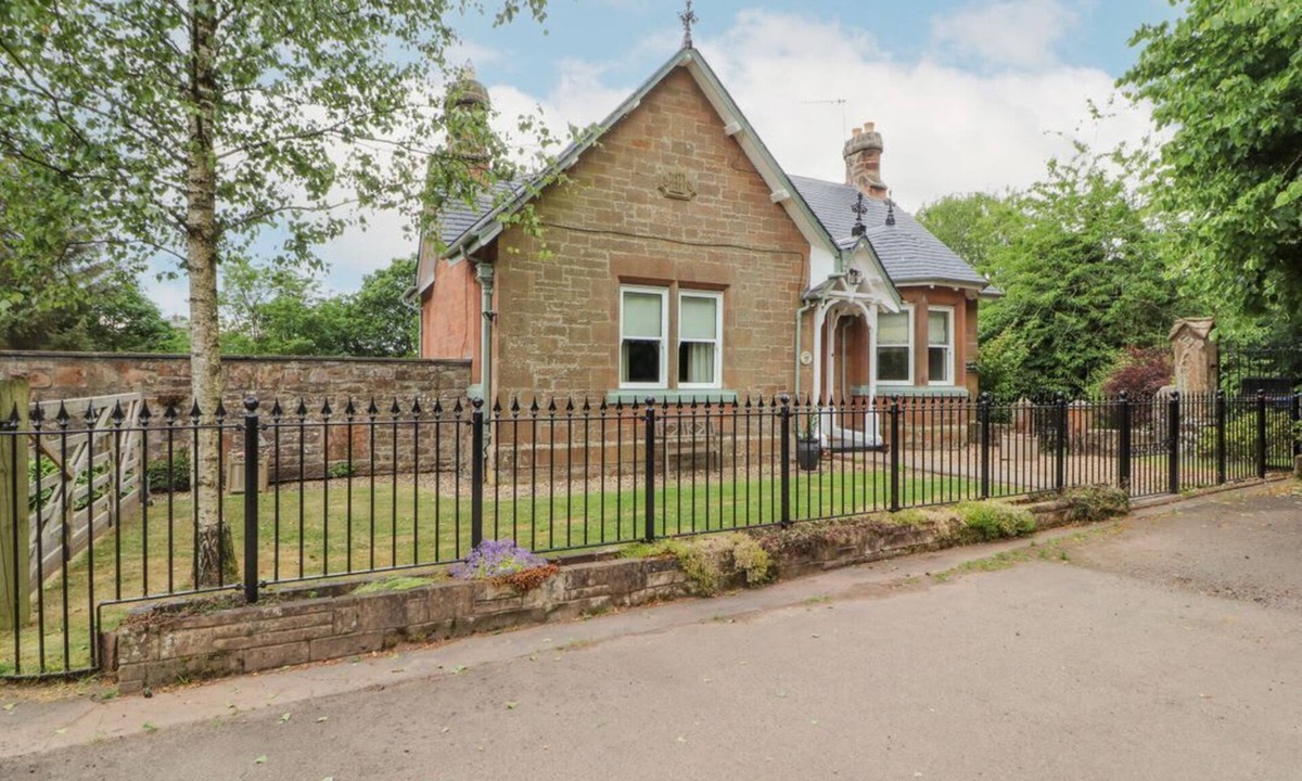 Annan House | North Lodge: Idyllic Retreat Near Brydekirk