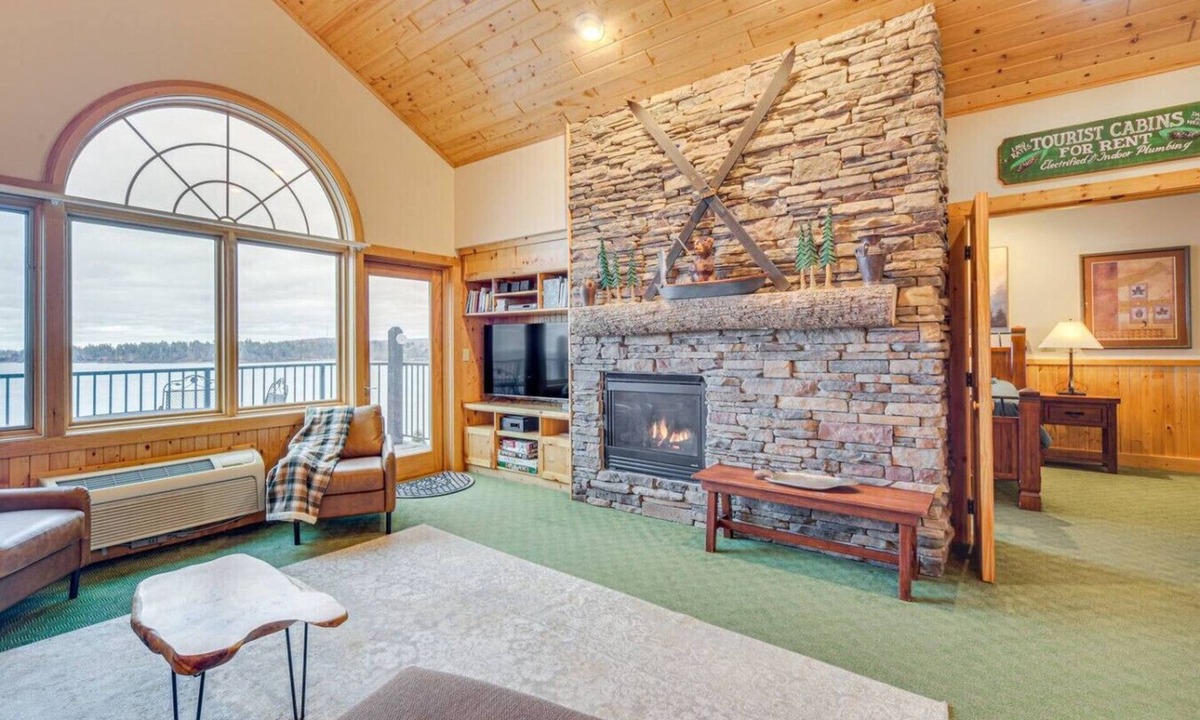 Two Harbors Condo | Northern Lakeside Haven with Pool & Lake Access