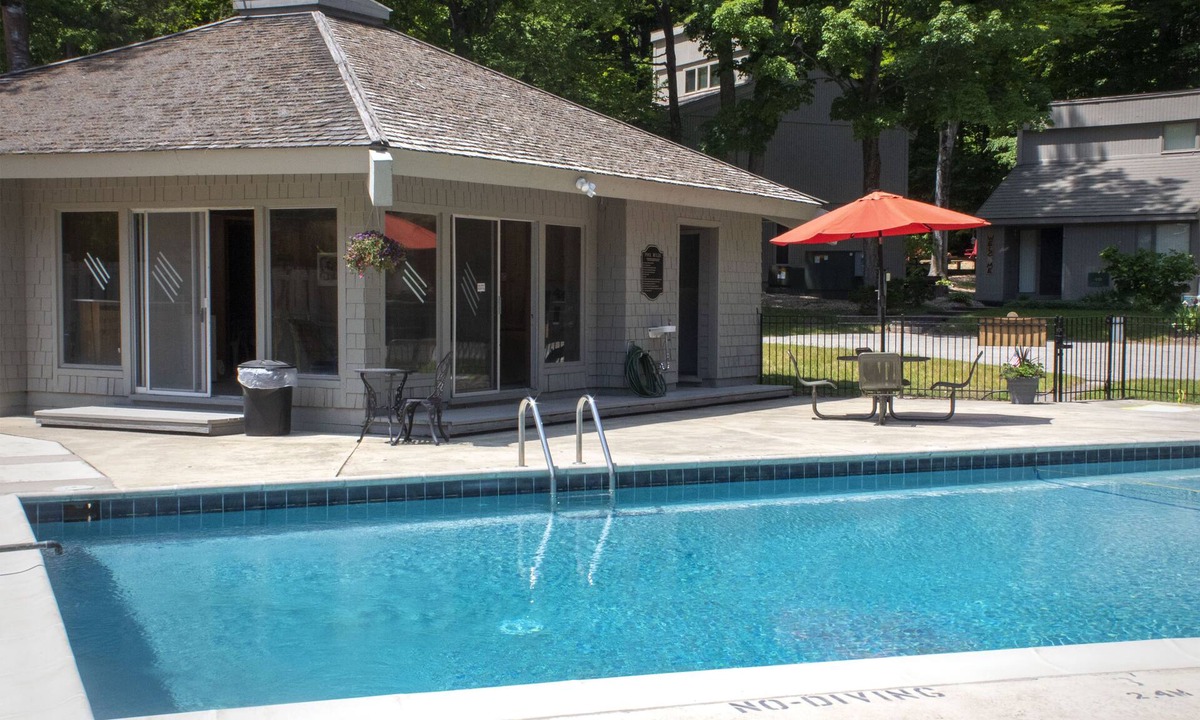 Bellaire House | Northern Michigan. Sleeps 8, 3 bedrm 2 baths outddor pool summer. close to lakes