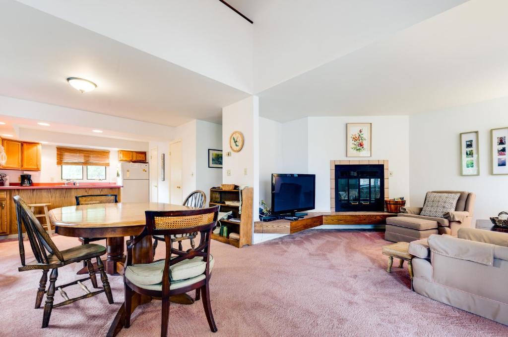 Chautauqua Apartment | NorthShore F4