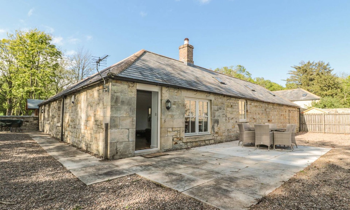 South Charlton Cottage | NURSERY COTTAGE, pet friendly, with a garden in Amble