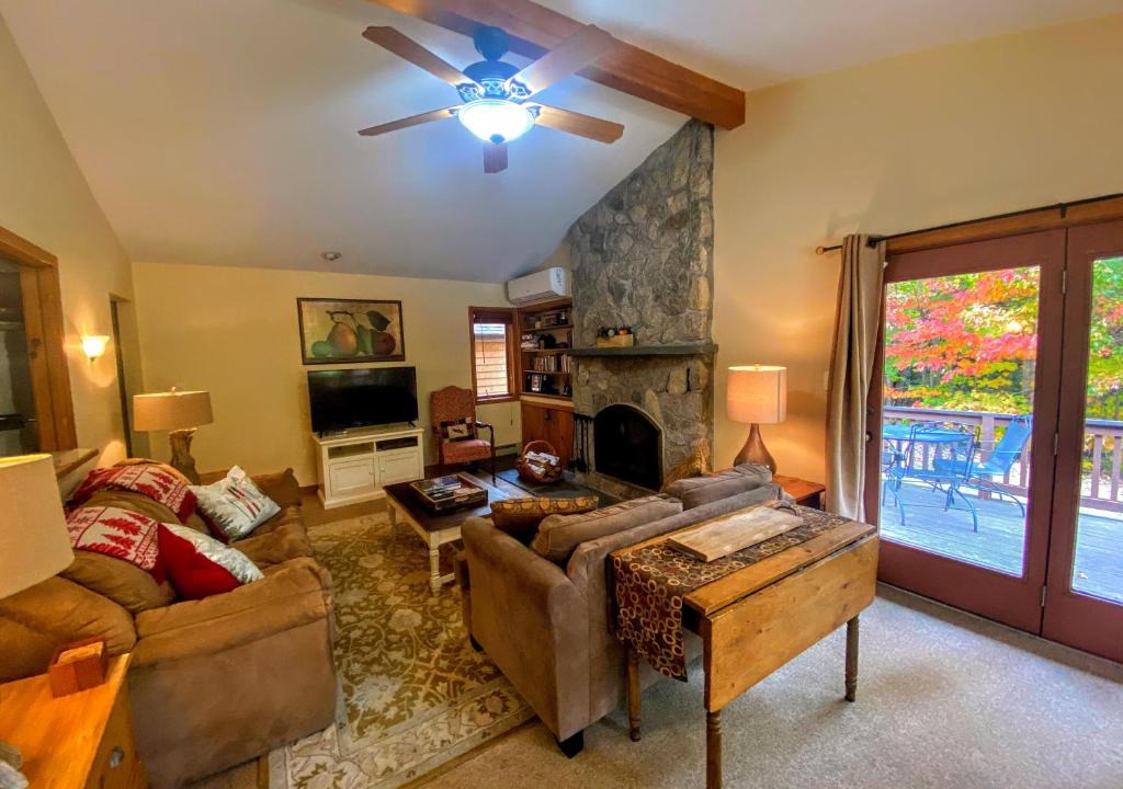 Carroll Villa | O1 Slopeside Bretton Woods cottage with AC large patio and private yard Walk to slopes