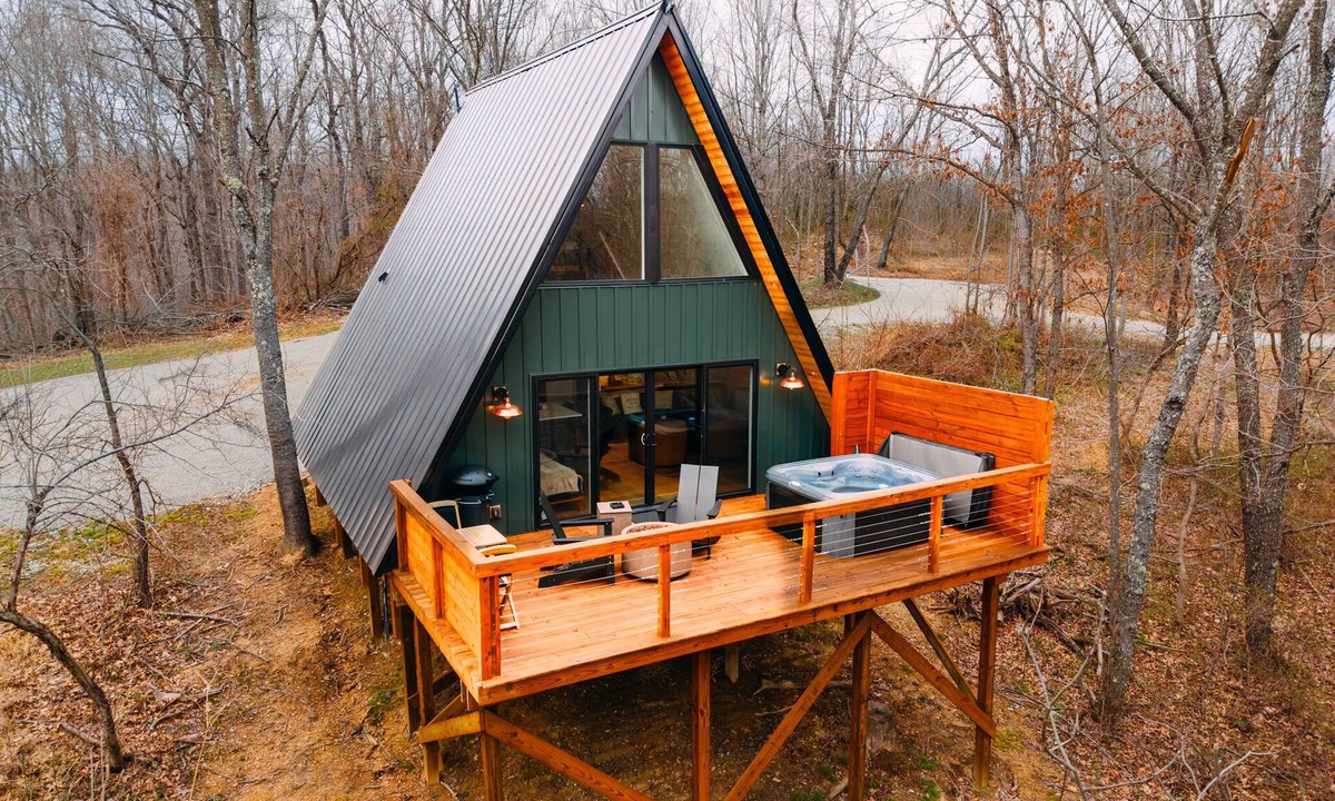 McArthur Cabin | Oak Hollow | Hocking Hills, Hot Tub, Romantic