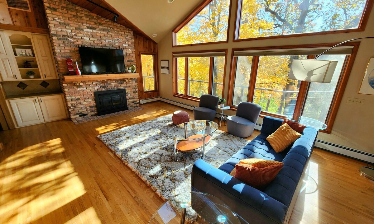 Rochester House | Oak Savanna Retreat | 5 bedrm, 7 mi to Mayo Clinic