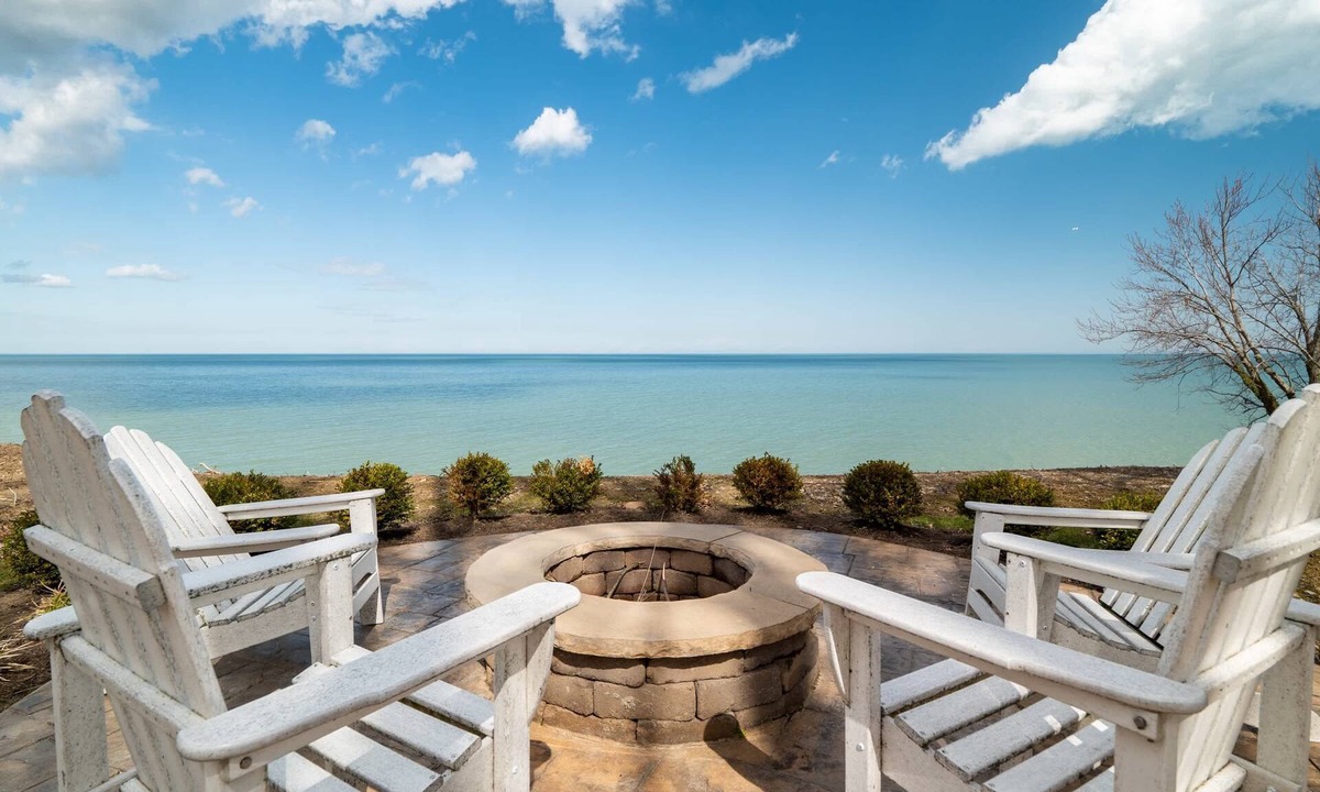 Ashtabula House | Oakwood Beach - Lake Front - Hot Tub + Fire Pit