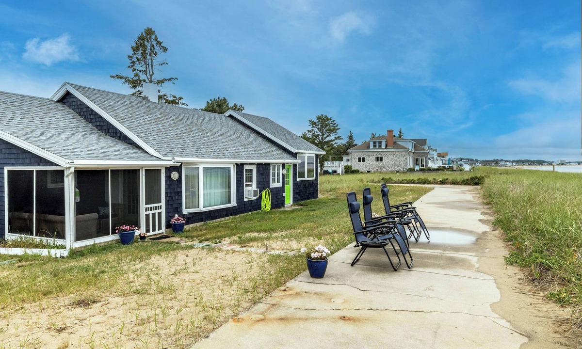 Southern Coast Cottage | Ocean/beachfront cottage, located at the end of a dead-end street on the beach with lots of privacy