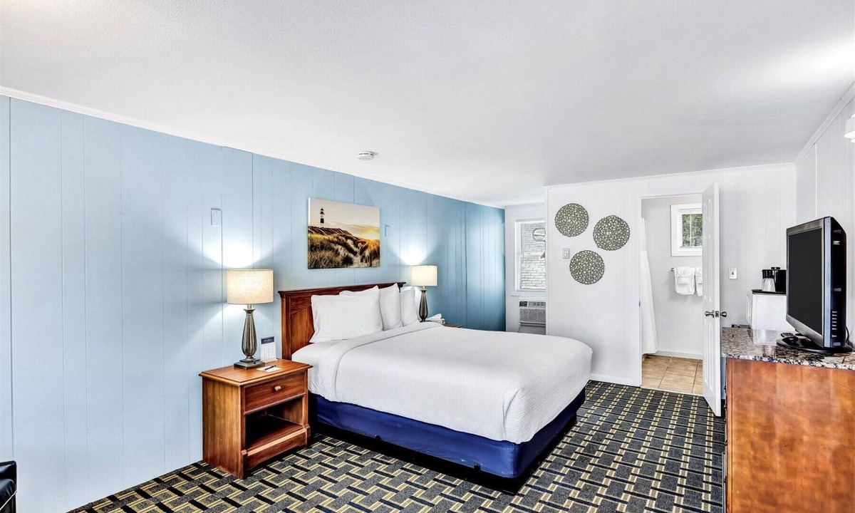 South Yarmouth Hotel | Ocean Breeze Motel - Standard Queen