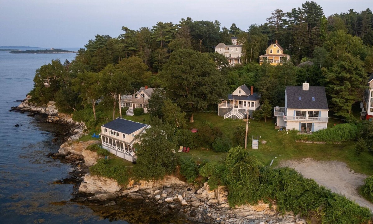 Peaks Island Cottage | Ocean front cottage with private beach.