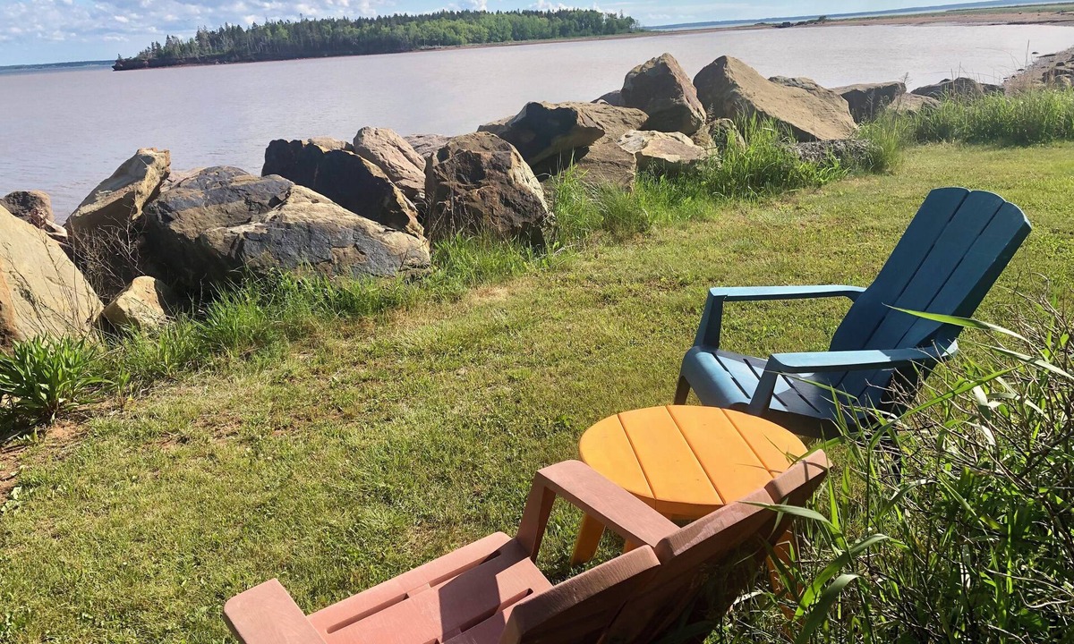 Shemogue Cabin | Oceanfront Seacan · Private Beach, Perfect for Two