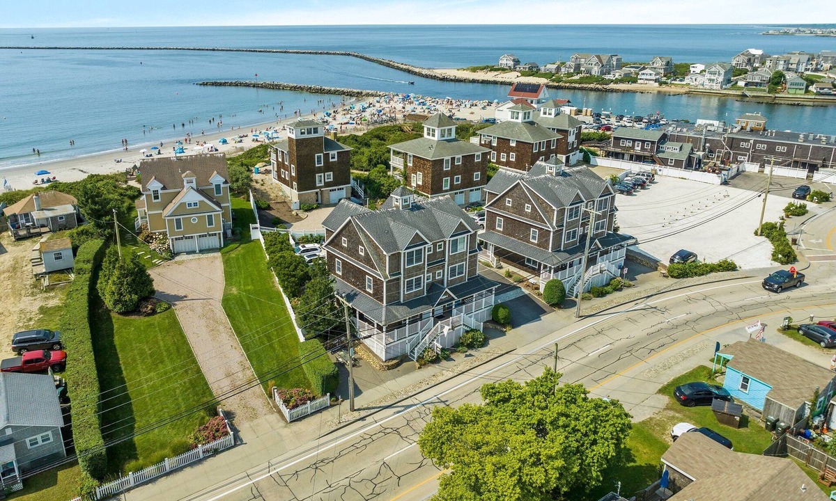Jerusalem House | Oceanview townhouse in Narragansett RI w/private access to beach & walk to all!